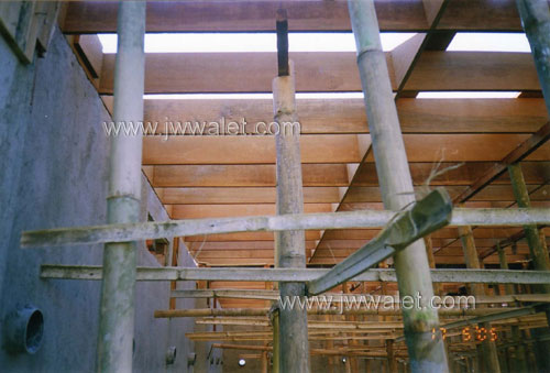 Pemasangan kayu sirip di gedung yang baru